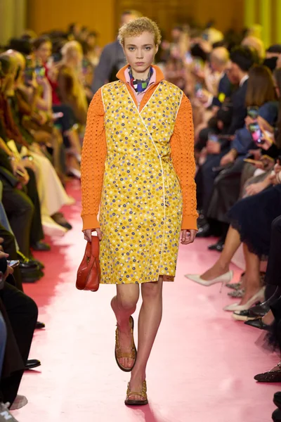 Look 10